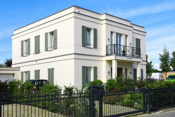 06_Einfamilienhaus mit Gesimsbändern & Fensterläden