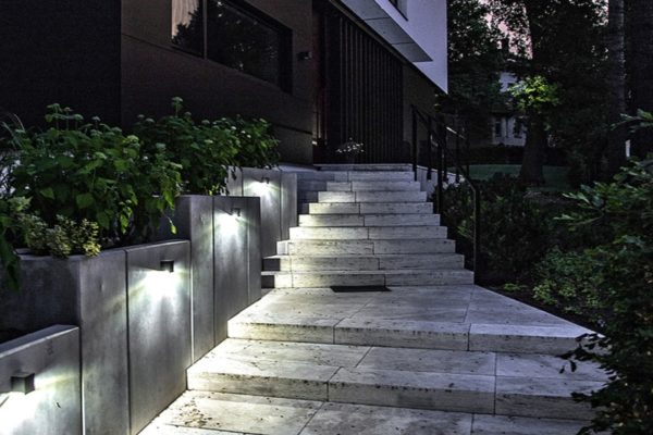 11_Villa im Bauhausstil - Treppe Naturstein