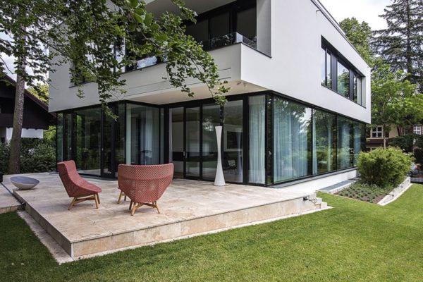 15_Moderne Villa mit Terrasse aus Naturstein