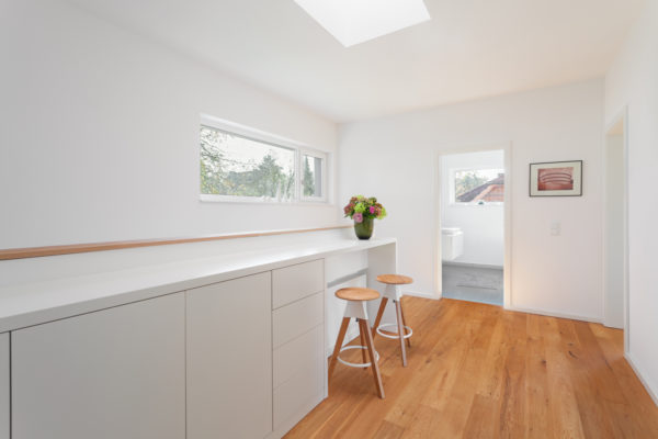 24_Heller Flur mit Arbeitsbereich