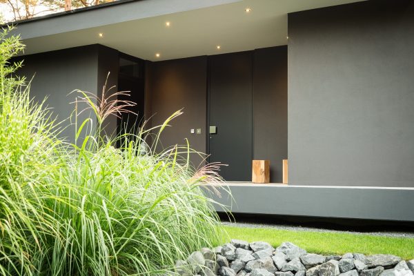 Großer Bungalow Eingangsbereich Aluminiumtür