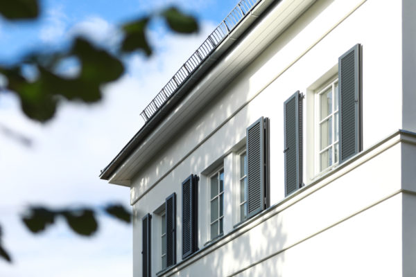 Klassisches Eigenheim mit Fensterläden