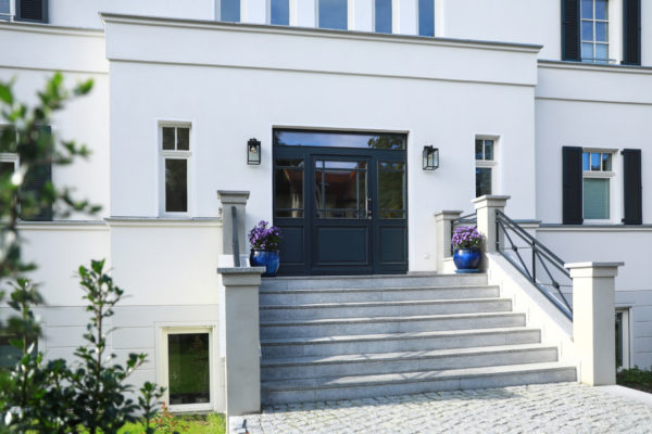 Klassisches Einfamilienhaus großzügige Freitreppe