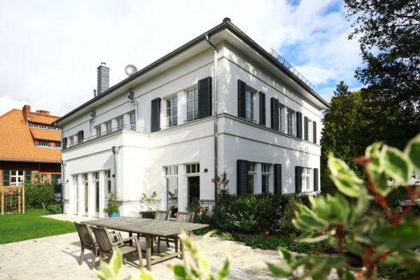 Villa Landhausstil Gesimsbänder