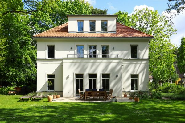 Villa im Landhausstil Gartenansicht