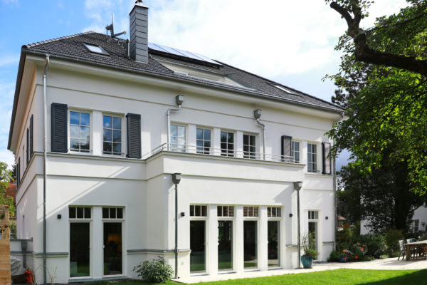 Villa im Landhausstil Gartenansicht Walmdach