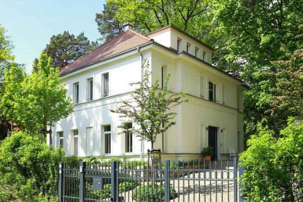 Villa im Landhausstil Straßenansicht